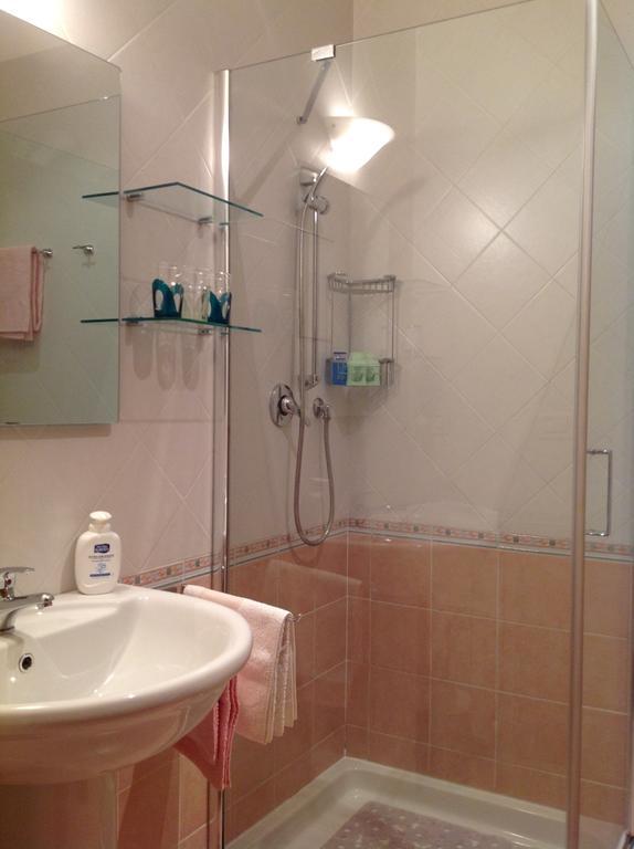 B&B Crispi Trieste Oda fotoğraf