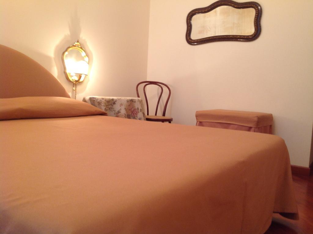 B&B Crispi Trieste Oda fotoğraf